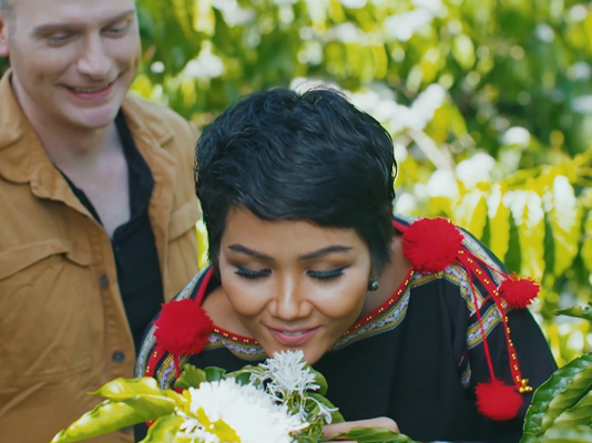 H’Hen Niê rạng rỡ ngồi xe công nông dưới núi trời Tây Nguyên cùng Kyo York